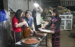 Thích thú với trải nghiệm nấu rượu Nếp Than men lá cùng phụ nữ Cơ Tu
