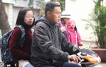 Hà Nội ô nhiễm không khí nặng: Nhiều phụ huynh vẫn để con "phơi mặt" ra đường