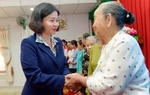 Chủ tịch Hội LHPN Việt Nam Nguyễn Thị Tuyến tặng quà "Tết yêu thương" ở biên giới Long An