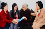 Phó Chủ tịch Hội LHPN Việt Nam Nguyễn Thị Thu Hiền tặng quà "Tết yêu thương" tại Phú Thọ