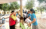 Khi phụ nữ là “người tiếp lửa” sau bão lũ