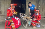 Người phụ nữ Pà Thẻn gìn giữ hồn thổ cẩm, lan tỏa tinh thần thi đua yêu nước