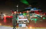 Trực thăng bay xuyên đêm đưa 3 bệnh nhân từ Trường Sa về đất liền điều trị