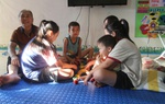 Chăm sóc trẻ em tránh trú bão nơi "rốn lũ" Hợp Thịnh