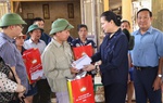 Phó Chủ tịch UBTƯ MTTQ Việt Nam Hà Thị Nga thăm hỏi và trao hỗ trợ Nhân dân tỉnh Thái Nguyên