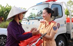 Phụ nữ Công an Hà Nội chia sẻ cùng người dân vùng lũ 