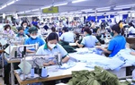 Gấp rút may hàng chục nghìn bộ quần áo gửi đến đồng bào vùng lũ 