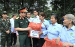 Tổng cục Hậu cần - Kỹ thuật tặng 2 nghìn bộ quần áo mới cho người dân vùng lũ Thái Nguyên