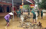 Tiếp nhận hàng viện trợ khẩn cấp của Australia cho người dân vùng lũ