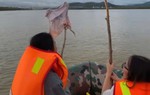 Nghi vấn bố ôm 2 con nhảy cầu tự tử: Tiếng gọi xé lòng bên sông Lam