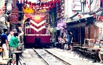 Cà phê đường tàu: Điểm đến hấp dẫn hay hiểm họa đô thị?