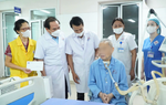 Lũ dâng, điện cắt, sóng mất, y, bác sĩ giành giật sự sống cho bệnh nhân giữa biển nước