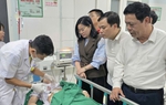 Dũng cảm cứu bệnh nhi khỏi kẻ cầm dao, nữ điều dưỡng bị thương nặng