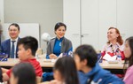 Phu nhân Ngô Phương Ly thăm lớp học tiếng Việt tại trường Vesala của Phần Lan