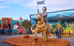 Các tác phẩm điêu khắc khổng lồ tại Lễ hội bí ngô Đức tôn vinh những phụ nữ quyền lực