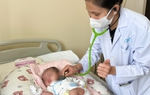 Bé gái sơ sinh mang 2 dị tật hiếm gặp, tim nằm bên phải