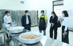 Sau vụ dùng "thịt ôi, cá ươn": Hà Nội chỉ đạo rà soát toàn bộ công tác tổ chức bữa ăn bán trú