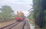 Thông tuyến đường sắt Bắc-Nam qua Huế sau nhiều ngày bị chia cắt bởi mưa lũ