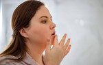 Vì sao môi dễ nứt nẻ vào mùa Thu và nên khắc phục thế nào?