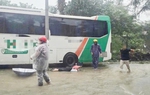 Hà Nội: Rò điện tại nơi ngập nước ở nút giao Tú Mỡ-Phạm Hùng, nhiều người bị ngã