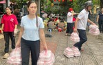 Ấm lòng những suất cơm nghĩa tình giữa vùng lũ Thái Nguyên