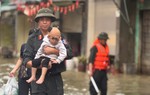 Công an Tuyên Quang xung kích hỗ trợ người dân trong bão lũ