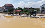 Hà Nội khẩn trương khắc phục sự cố nước tràn mặt đê hữu Cầu ở xã Đa Phúc
