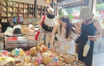 Khánh Hòa: Du khách nước ngoài “đỏ mắt” tìm hàng Việt