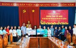 Nguyên Phó Chủ tịch nước Đặng Thị Ngọc Thịnh trao hỗ trợ người dân Đắk Lắk khắc phục hậu quả mưa bão