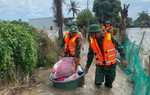 Khánh Hòa: Bộ đội Biên phòng dầm mình trong mưa lũ hỗ trợ người dân di dời đến nơi an toàn