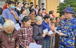 Vùng 3 Hải quân khám bệnh miễn phí và trao tiền hỗ trợ cho người dân vùng lũ tại Huế, Đà Nẵng 