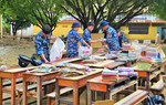 Học viện Hải quân điều chỉnh lịch huấn luyện, hỗ trợ người dân Khánh Hòa ổn định cuộc sống sau lũ