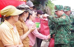 Bộ Tư lệnh Bộ đội Biên phòng tặng nhu yếu phẩm cho người dân vùng lũ Khánh Hòa