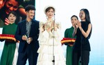 Hòa Minzy bật khóc khi nhận 2 giải thưởng tại Vietnam iContent Awards 2025 