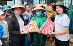 Hội LHPN Đà Nẵng trao quà hỗ trợ người dân vùng ngập lụt