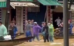 Xác minh clip nhóm người hỗn chiến bằng mái chèo giữa dòng nước ngập ở Huế