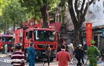 Hà Nội: Cháy lớn giữa phố Lò Đúc, khói bốc cao hàng chục mét