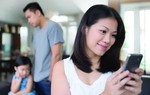 Điện thoại thông minh âm thầm chia rẽ gia đình