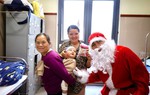 Ông già Noel mang quà đến tận giường tặng quà cho mẹ con bệnh nhân
