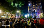 Người dân đổ về các tuyến phố trung tâm Hà Nội để chờ đón đêm Giáng Sinh