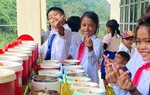 Hỗ trợ bữa ăn trưa cho học sinh tiểu học, THCS ở các xã biên giới