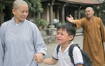 Ly kỳ ni sư và sư thầy giành quyền nuôi đứa trẻ bị bỏ rơi