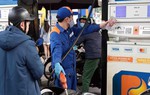Giá dầu tiếp tục giảm trong khi xăng tăng, RON95-III có giá mới 20.460 đồng