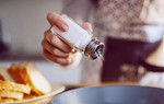 12 nguyên nhân khiến bạn thèm ăn muối, trong đó có nguyên nhân liên quan đến bệnh tật