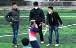 Mâu thuẫn tình cảm, dí dao bắt đối phương quỳ xin lỗi