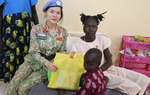 Bác sĩ "Mũ nồi xanh" tặng quà cho bệnh nhân ở Nam Sudan 