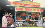 TPHCM: Người dân tấp nập mua đồ cúng vía Thần tài