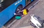 TPHCM: Yêu cầu đình chỉ tài xế xe buýt đóng cửa bất cẩn khiến nữ sinh ngã xuống đường