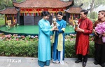 Phu nhân Tổng Bí thư cùng Phu nhân Thủ tướng Singapore thưởng thức múa rối nước