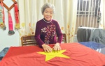 Người phụ nữ may cờ mừng Chiến thắng Buôn Ma Thuột